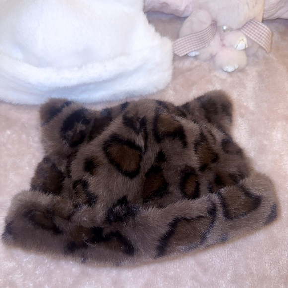 Faux Fur Bucket Hats in White and Leopard Print - Picture 4 of 5